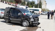 Kontrolden çıkan araç gazetecilerin otomobillerine çarptı: 3 yaralı