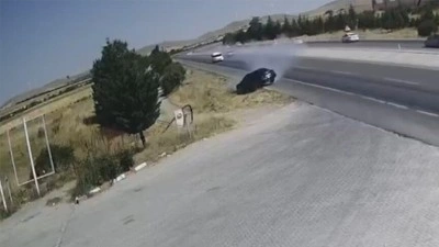 Konya'da iki otomobilin &ccedil;arpıştığı kazada 2 kişi &ouml;ld&uuml;, 1 kişi yaralandı