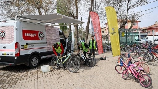 Konya'da, kırsal bölgelerde çocukların bisikletini belediye personeli tamir ediyor