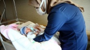 Konya&#039;da sokakta bulunan bebeğe hemşireler annelik yapıyor