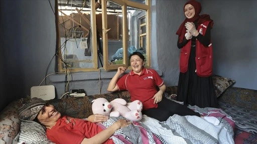 Konya'da yaşayan baba ve engelli kızı Türk Kızılayın sürpriziyle mutlu oldu