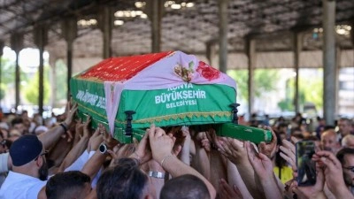 Konya'nın "Kırmızılı Kadın"ı son yolculuğuna uğurlandı