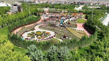 Konya'da 400 bin çiçeğin bulunduğu bahçe ziyaretçilerini ağırlamaya başladı