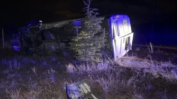 Konya'da domuz sürüsüne çarpan işçi servisindeki 12 kişi yaralandı