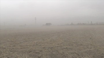 Konya'da kum fırtınası etkili oldu
