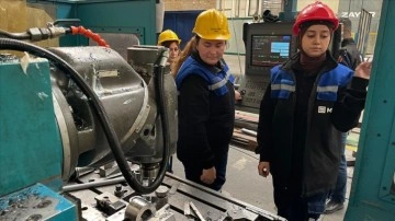 Konya'da meslek edindirme kursuna katılan kadınlar, makine üreten fabrikanın vasıflı işçileri o