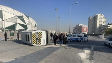 Konya'da öğrenci servisi ile otomobilin çarpıştığı kazada 17 kişi yaralandı