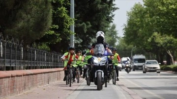 Konya'da okula bisikletle konvoy halinde giden öğrencilere zabıtalar eşlik ediyor