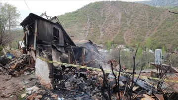 Konya'da yanan evin enkazında anne ile oğlunun cesedine ulaşıldı