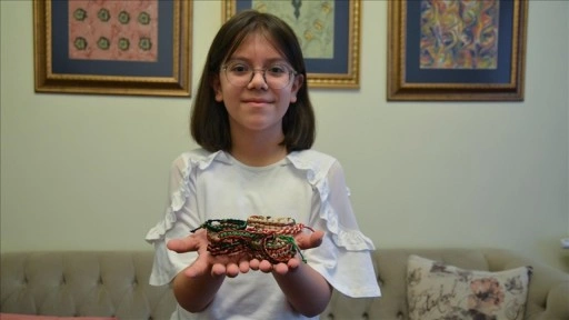 Konyalı 9 yaşındaki Zeynep, ördüğü bilekliklerle Gazze'ye destek olmaya çalışıyor