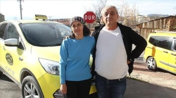 Konyalı çift aynı durakta 11 yıldır taksicilik yapıyor
