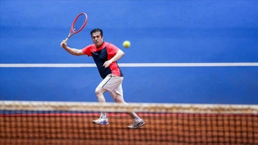 Konyalı sanayiciler fabrikada açılan toprak tenis kortta ter döküyor