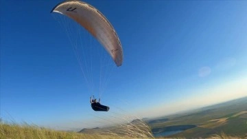 Konya'nın Karacadağ bölgesi doğal güzellikleriyle yamaç paraşütçülerin gözdesi olmaya aday