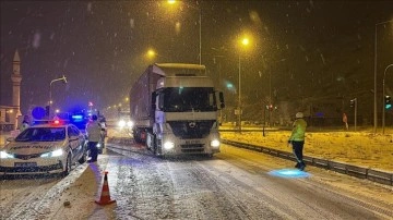 Kop Dağı Geçidi'nde kar ve tipi ulaşımı aksatıyor