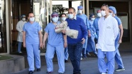 Koronavirüsü yenen Prof. Dr. Bülent Tutluoğlu hastaneden alkışlarla uğurlandı