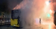 Korsan gösteri yapan grup İETT otobüsünü ateşe verdi