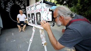 Körüklü fotoğraf makinesiyle turistlere nostalji yaşatıyor