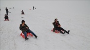 Koruma altındaki çocukların kayak keyfi