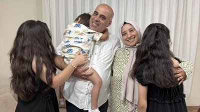 Koruyucu aile, ikisi kardeş &uuml;&ccedil; &ccedil;ocuğa "yuva" oldu