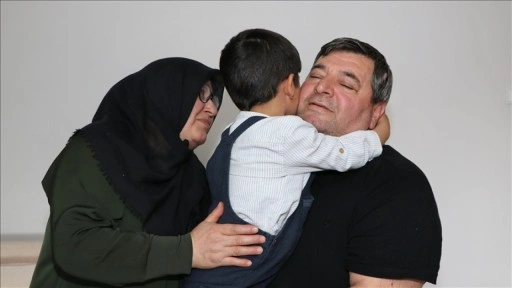 Koruyucu ailesi oldukları çocukla 30 yıllık hasretlikleri son buldu