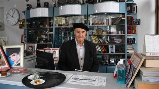 Kosova'da 90 yaşındaki fotoğrafçı İspahiu, ilerleyen yaşına rağmen çalışmayı sürdürüyor