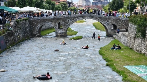 Kosova'da adrenalin tutkunları çevre kirliliğine dikkati çekmek için nehirde şambrellerle rafting yaptı