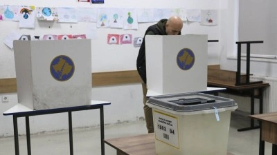 Kosova'da d&uuml;zenlenen erken genel se&ccedil;imlerde oy kullanma işlemi başladı