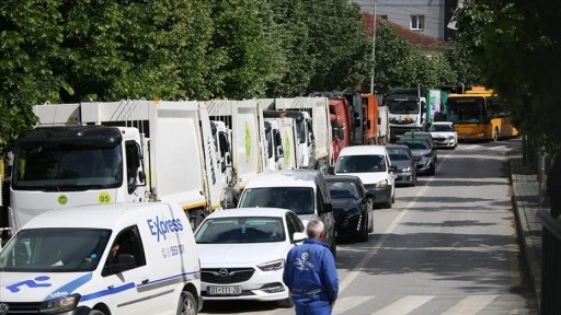 Kosova'nın başkenti Priştine'de çöpçüler belediye önünde greve gitti