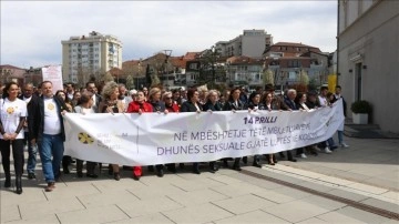 Kosova Savaşı'nda cinsel taciz ve tecavüze uğrayan kadınlar için Priştine'de destek yürüyü