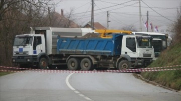 Kosova'nın kuzeyinde kurulan yeni barikatların çevresinde durum sakin