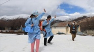 Kovid-19 aşısı yapmak için karlı dağları aşıp vatandaşın ayağına gidiyorlar
