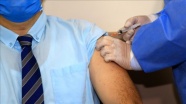 Kovid-19 aşısının uygulanmasına mücadelenin kahramanlarıyla başlanıyor
