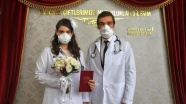 Kovid-19 ile mücadelede görev yapan doktor çiftin nikahı kıyıldı