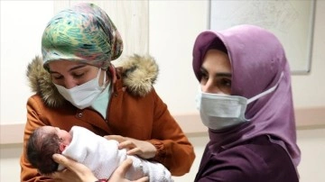 Kovid-19'u atlattıktan 10 gün sonra bebeğine kavuşan anneden gebelere aşı çağrısı