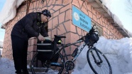Köy çocuklarının 'bisikletli' kütüphanecisi