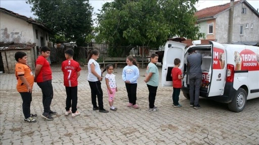 Köy köy gezen seyyar dondurmacı, dondurmayla birlikte mutluluk da dağıtıyor
