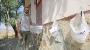 Köy öğretmeninden öğrencileri Kovid-19&#039;dan korumak için &#039;askıda poşet&#039;le ödev takibi