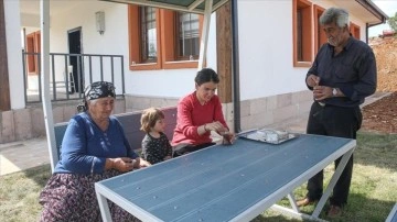Köy tipi kalıcı afet konutlarına yerleşen depremzede misafirlerini ağırlıyor