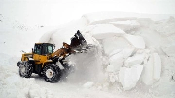 Köy yollarında 3 metreyi aşan karla mücadele