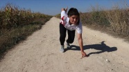 Köyde toprak yolda antrenman yapan genç atlet Gülistan&#039;ın hayali milli takım