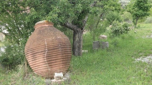 Köydeki kültürevinin bahçesini eski küp ve steller süslüyor