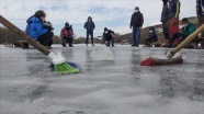 Köylülerin buz tutan Kars Çayı&#039;nda “curling“ keyfi