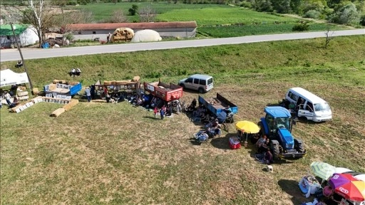 Köyün futbol sahası tiyatro sahnesine dönüştü