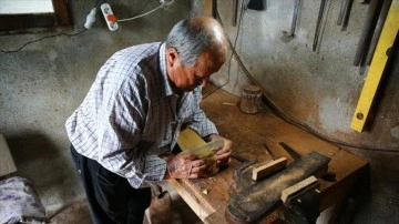 Köyündeki atölyesinde 34 yıldır el işçiliği ile kemençe yapıyor