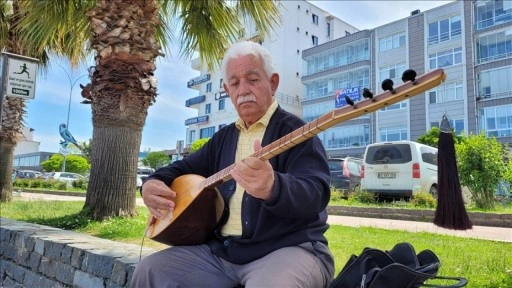 Koyunların peşinde başlayan bağlama sevdasını sahilde küçük konserler vererek sürdürüyor
