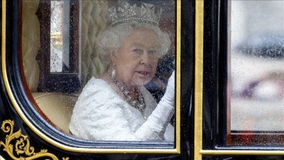 Krali&ccedil;e Elizabeth'in, Epstein mağduruna sus payı &ouml;demesi i&ccedil;in oğluna bor&ccedil; verdiği &ouml;ne s&uuml;r&uuml;ld&uuml;