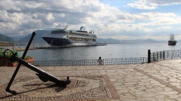 Kruvaziyer "Marella Discovery 2" Alanya Limanı'na demirledi