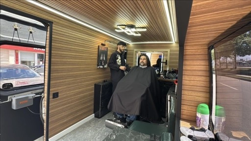 Kuaför salonuna çevirdiği minibüsle hizmeti müşterilerinin ayağına götürüyor