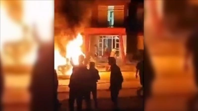 K&uuml;ba'da elektrik kesintilerini protesto eden bir grup, Kom&uuml;nist Parti ofisini ateşe verdi