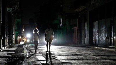 K&uuml;ba genelinde Ulusal Elektrik Sistemi'nin devre dışı kalmasıyla elektrik kesintisi yaşandı